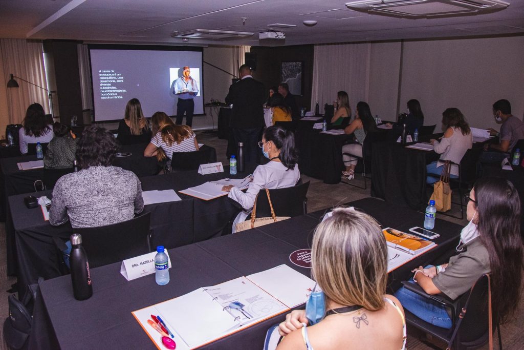 Aula de Residência em Harmonização Orofacial 