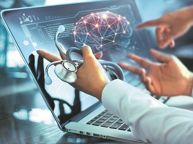 Médicos analisando computador